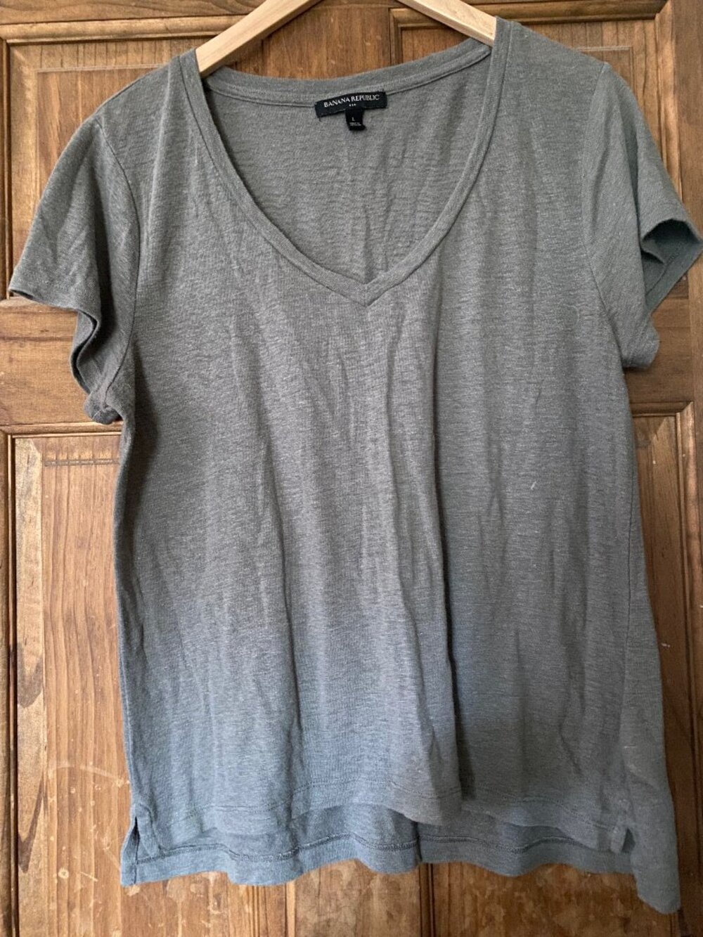 Banana Republic gray v-neck linen tee